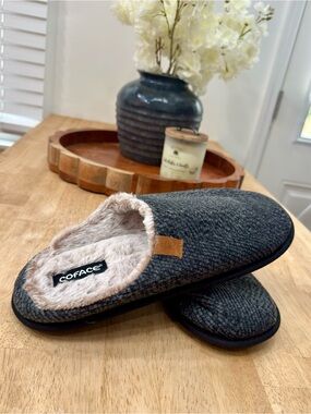 NWOT Coface Men’s Grey/Blue Slippers